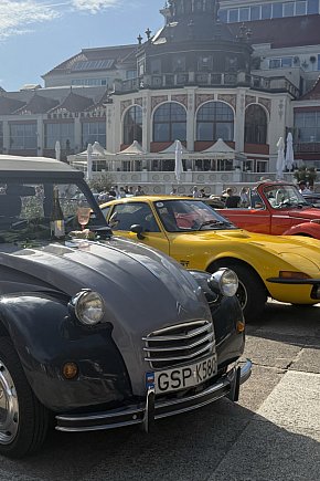 Dziesiątki zabytkowych aut po raz kolejny w Sopocie! Motoryzacyjny weekend zachwycił mieszkańców i turystów! [FOTO]-1705