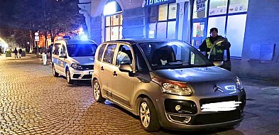 Źle zaparkowane auto, a w nim kompletnie pijany kierowca! Zaskakująca interwencja-37923