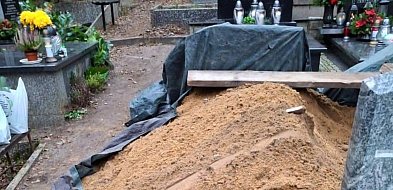 Piasek na grobie w Sopocie i burza w sieci! "Znajoma prawie dostała zawału"-38046