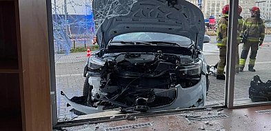 71-letni kierowca wjechał w witrynę w centrum Gdyni! Poszkodowana 16-latka w szpit-38096