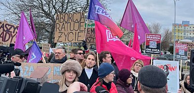 "Braun, będziesz siedział". Dwie manifestacje pod szpitalem w Gdańsku-38110
