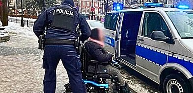 Policja w Sopocie ratowała kobietę. Gołoledź uwięziła ją na drodze