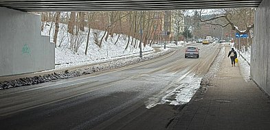 Woda pod wiaduktem w Sopocie! Służby walczą z awarią kanalizacji