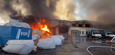 Trwa dogaszanie pożaru hali z makulaturą w Gdyni! Na miejscu ciężki sprzęt