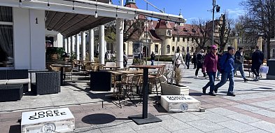 Silny wiatr „przemeblował” Sopot. Turyści jednak nie odpuszczają spacerów