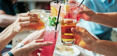 "To tylko wyjazd". Ryzykowne sięganie po narkotyki i alkohol na urlopie
