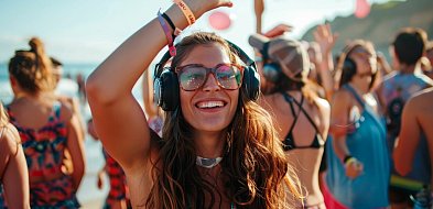 Silent disco na sopockiej plaży! Rusza wakacyjny cykl przy Mamuszki 14