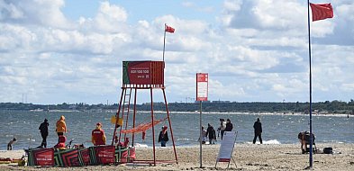 Czerwone flagi i zakaz kąpieli! Trudna sytuacja na plażach Sopotu