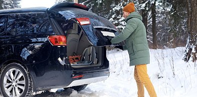 Zimowe wyposażenie samochodu – co powinno być zawsze w bagażniku?