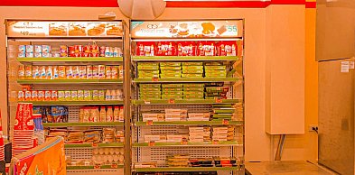 Regały sklepowe – jak wybrać wyposażenie, które zwiększa sprzedaż i porządek w skl