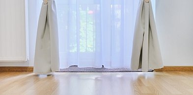 Praktyczna dekoracja okna – kiedy wybrać rolety rzymskie