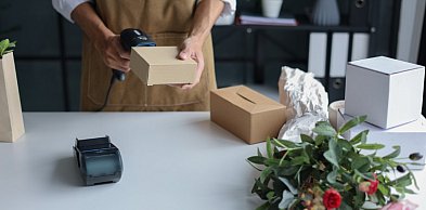 Wysyłka we florystyce – jak zabezpieczyć rośliny, żeby dojechały z pracowni