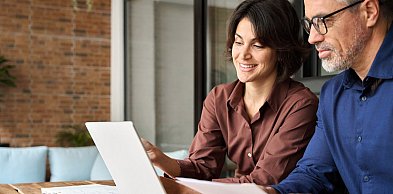 Księgowość online vs biuro rachunkowe – co naprawdę opłaca się przedsiębiorcy?