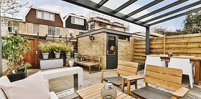 Jak dobrać oświetlenie pod zadaszenie tarasu?