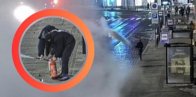 Ukradli gaśnice z autobusów! Rozpylili je w centrum Gdańska