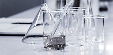 Fundament sterylności – jak dobrać naczynia do pracy w laboratorium?