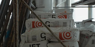 Czym różni się skład budowlany od marketu budowlanego?