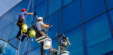 Profesjonalne usługi alpinistyczne i prace wysokościowe - dlaczego warto z nich sk
