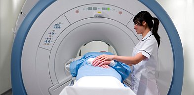 Rezonans magnetyczny w Trójmieście: Jak wybrać placówkę i uniknąć długich kolejek?