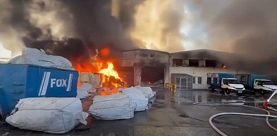 Trwa dogaszanie pożaru hali z makulaturą w Gdyni! Na miejscu ciężki sprzęt
