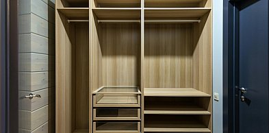 Szafa na wymiar czy gotowa - kiedy warto dopłacić za indywidualizację