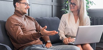 Kiedy grzeczność szkodzi – jak odróżnić uprzejmość od braku asertywności?