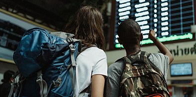 Bilety grupowe a tanie linie: jak realnie liczyć koszty przy 10, 20 i 40 osobach
