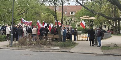 Donald Tusk odpowiada na protest pod swoim domem w Sopocie