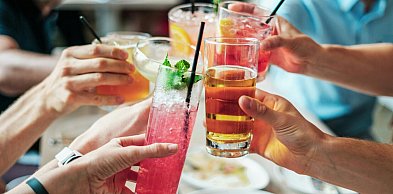 "To tylko wyjazd". Ryzykowne sięganie po narkotyki i alkohol na urlopie