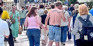 Mandat za chamski spacer bez ubrań? Tak radzą sobie z "golasami"