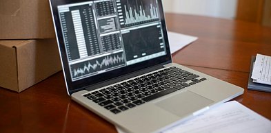 Koniec ery ciężkich systemów ERP? Dlaczego lekkie rozwiązania SaaS przejmują rynek