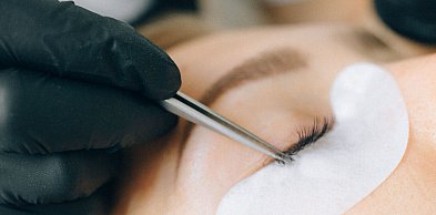 Jak wybrać szczoteczkę do rozczesywania rzęs i rzęsy bondingowe z klejem do perfek