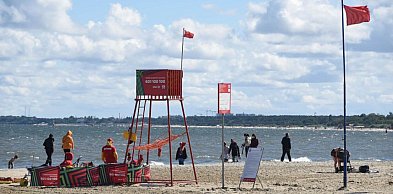 Czerwone flagi i zakaz kąpieli! Trudna sytuacja na plażach Sopotu