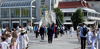 Zaufanie społeczeństwa do Kościoła katolickiego spada. Jaki jest powód kryzysu?-35650