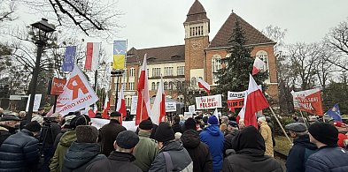 Burza pod ratuszem w Sopocie: zdecydowane „nie” dla pomnika i mocny symbol [WIDEO]-37560