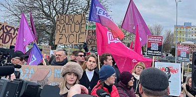 "Braun, będziesz siedział". Dwie manifestacje pod szpitalem w Gdańsku-38110