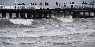 W Sopocie pojawiły się „bałwany”, szkoda, że nie zimowe! Molo w czasie sztormu-38227