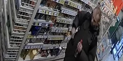 Wlał coś do octu i odstawił! Policja szuka klienta sklepu w Gdyni-38431