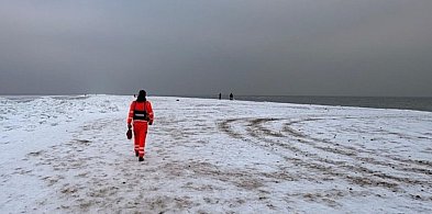 Nietypowa interwencja nad morzem. Zamiast karetki w ruch poszły... sanki!