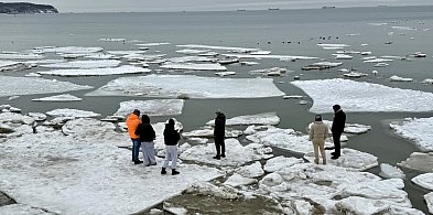 W Sopocie bez zmian! Trwa testowanie kry, zdjęcie na lodzie też musi być [WIDEO]