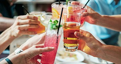 "To tylko wyjazd". Ryzykowne sięganie po narkotyki i alkohol na urlopie