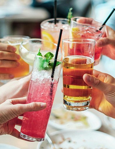 "To tylko wyjazd". Ryzykowne sięganie po narkotyki i alkohol na urlopie