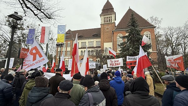 „Nie dla pomnika niemieckiego urzędnika”! Protest w Sopocie i zasadzenie „jabłoni polskości” [WIDEO]
