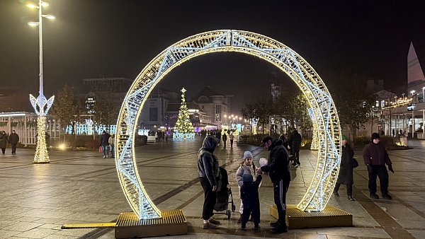 W Sopocie rozbłysły iluminacje świąteczne! Kurort czeka na zimę [WIDEO]
