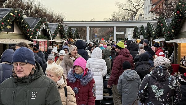 Świąteczne oblężenie w Sopocie!  Bez śniegu, ale z klimatem [WIDEO]