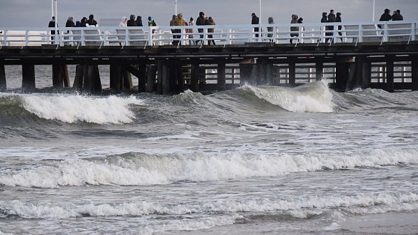 W Sopocie pojawiły się „bałwany”, szkoda, że nie zimowe! Molo w czasie sztormu [WIDEO]