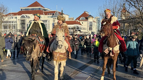 Orszak Trzech Króli w Sopocie przyciągnął prawdziwe tłumy! Tak świętował kurort [WIDEO]