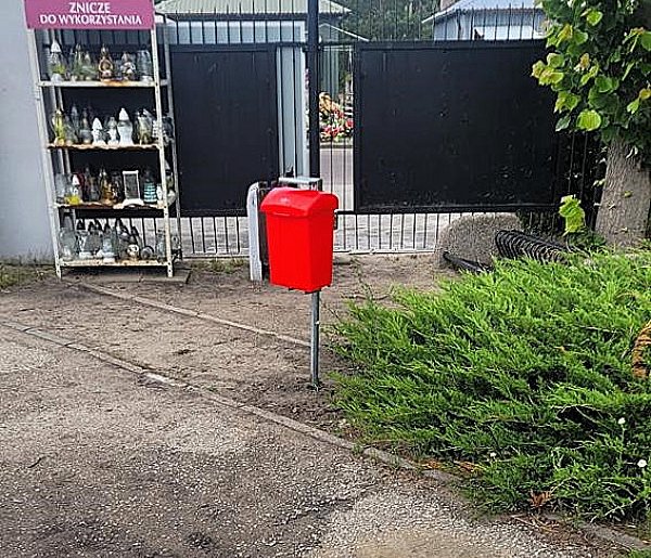 Widzisz taki pojemnik na cmentarzu. Oto, do czego służy-36478