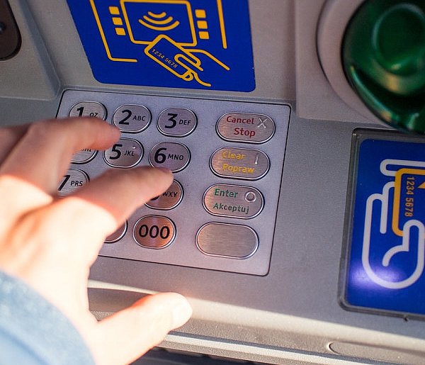 Z kont znikały pieniądze. Policja i bank badają ogólnopolski incydent-36631
