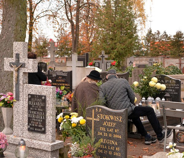 Savoir-vivre na 1 listopada. Jak się zachować podczas wizyty na cmentarzu?-36784